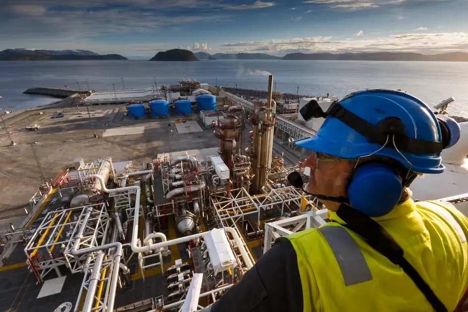 Instalație de procesare gaz – noapte industrială